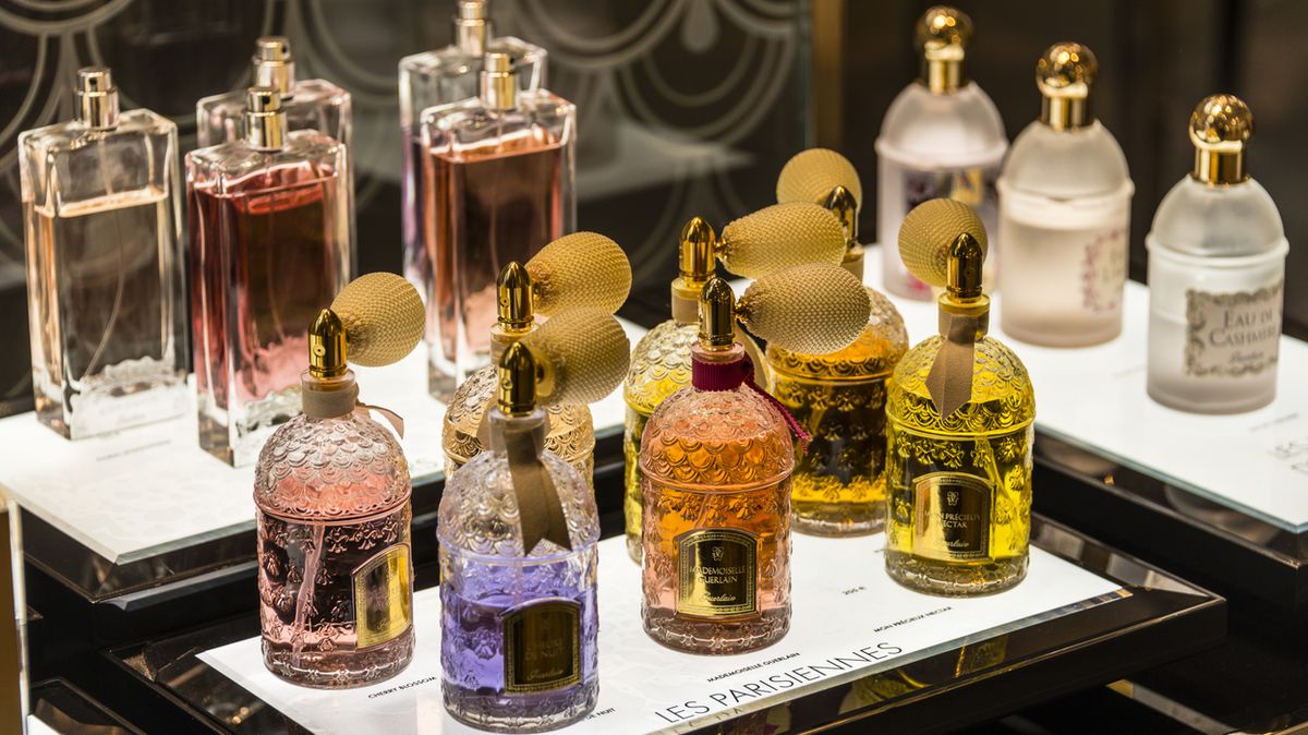Ruska měla chuť na něco ostřejšího, v obchodě si přihnula z parfému